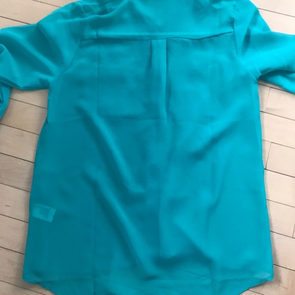 Green blouse from edge - Picture 2 of 3